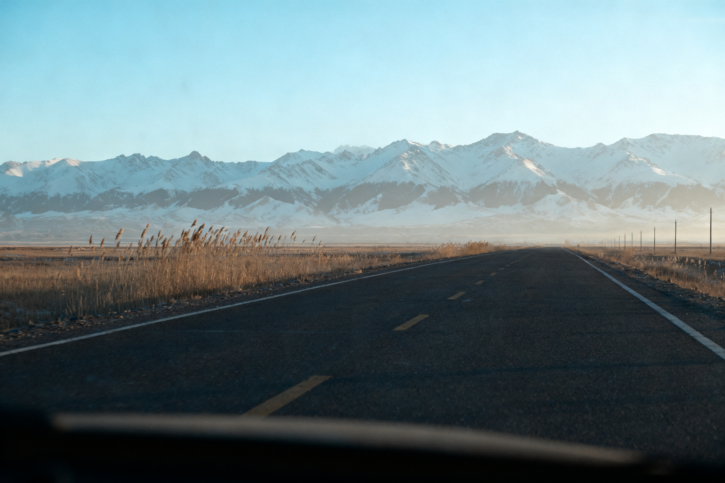 旅游路线怎么规划 — 公路延伸向远方